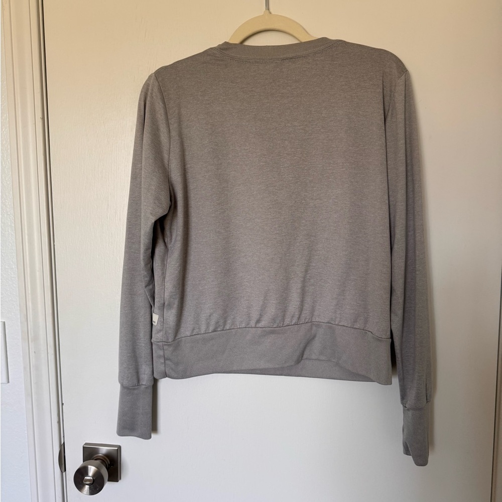 Vuori Daydream Crew Light Gray Women’s Long Sleeve Pullover Top - Picture 8 of 8